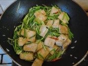 美滋滋的蒜苔炒豆腐做法图解7)