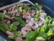 青椒炒肉做法图解6)