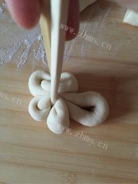 喷香的蝴蝶馒头做法图解8)