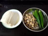 爽口秋葵蛤蜊豆腐汤做法图解1)