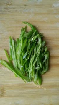 家常菜茭白炒肉丝做法图解3)