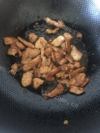 质嫩爽口的金针菇炒肉做法图解5)