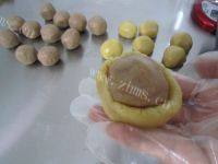 自制莲蓉蛋黄月饼做法图解10)