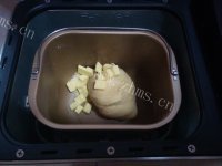 自制蜜豆面包卷做法图解2)