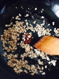 家常菜肉末酸豇豆做法图解6)