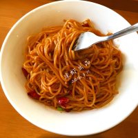 美味的香辣拌面