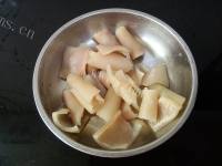美味的肉皮山药煲做法图解3)