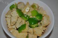 简易的青椒豆腐
