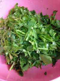家常菜芹菜炒腊肠做法图解2)