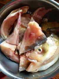 家常鱼头西红柿豆腐汤做法图解2)