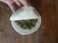 美味的芹菜猪肉馅饼做法图解5)