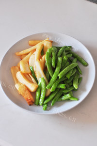 美味的土豆豆角炖排骨做法图解3)
