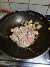垂涎欲滴的土豆炒肉片做法图解8)