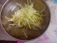 养颜的土豆鸡蛋饼做法图解2)