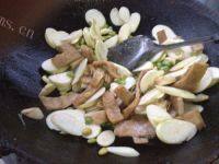 家常菜毛豆炒茭白做法图解6)