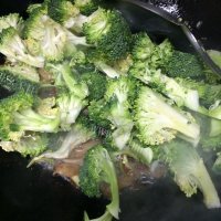 香喷喷的西兰花炒肉做法图解4)