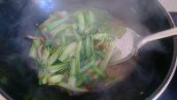 家常菜小白菜炒肉做法图解7)