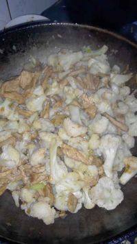 家常菜菜花炒肉片做法图解9)