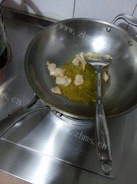 常吃不腻的菜花炒肉做法图解5)