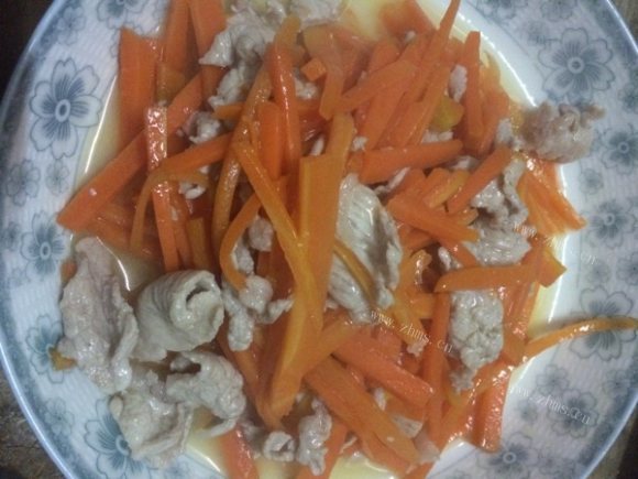 红萝卜炒肉片