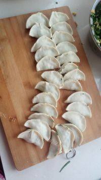 自制韭菜鸡蛋煎饺做法图解5)