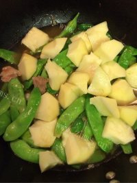 好吃的豆角炖土豆做法图解7)