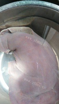 营养丰富辣椒炒猪肝做法图解1)