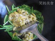 美味的鸡蛋炒蒜苔做法图解5)