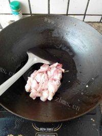 味道不错的尖椒炒肉做法图解2)