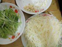 家常菜芹菜土豆丝做法图解4)