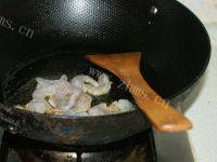 家常菜毛豆炒虾仁做法图解3)