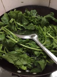 蒜蓉炒菠菜做法图解4)
