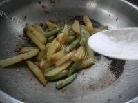 家常菜四季豆炒土豆做法图解9)