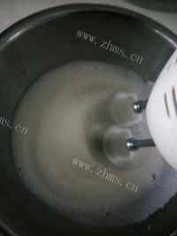 美味的抹茶红豆蒸蛋糕做法图解5)