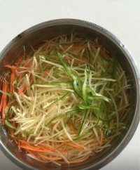 色香味俱全的酸辣土豆丝做法图解1)