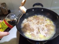 色泽鲜亮的土豆烧鸡翅做法图解6)