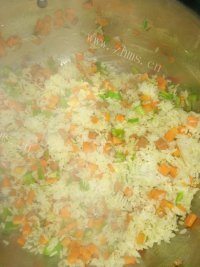 美味的青椒火腿胡萝卜炒饭做法图解9)