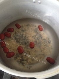 美味的红枣黑米粥做法图解3)