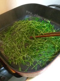 简单美味白灼豌豆苗做法图解4)