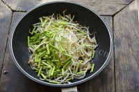 美味滑肉炒河粉做法图解7)