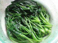 口感饱满的蒜泥菠菜做法图解4)