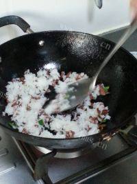 自己做的香肠炒饭做法图解4)