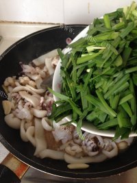 美味的韭菜炒墨鱼仔做法图解10)