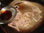 味道十足的蒜苔炒肉做法图解5)