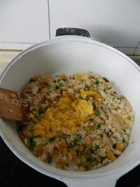 美味的萝卜干炒饭做法图解8)