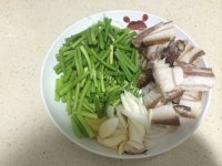 五味俱全的蒜薹炒腊肉做法图解1)