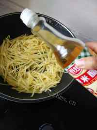 家常菜土豆丝炒韭菜做法图解5)