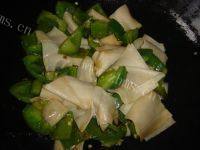 家常菜青椒炒豆腐皮