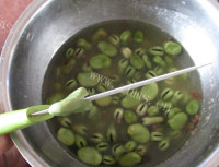 美味的油炸绿蚕豆做法图解4)