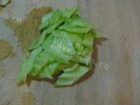 好味的黄瓜木耳炒鸡蛋做法图解2)